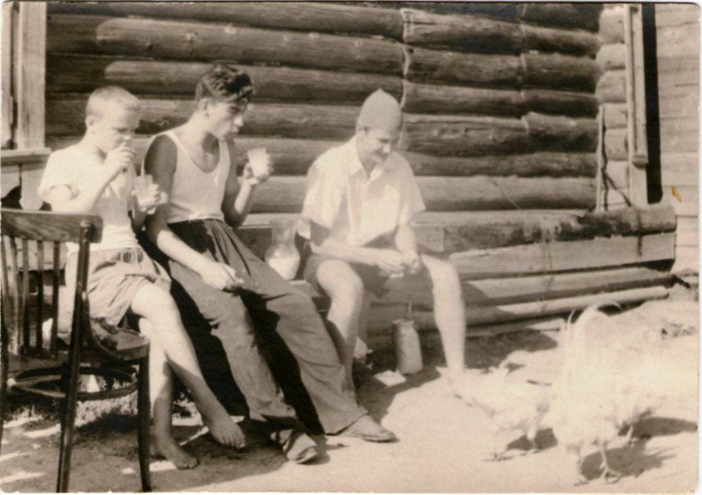 Б. Будников, Ю. Канцеров, Ю. Дёгтярёв, Капустино - 1954 г. - Фотография не загрузилась